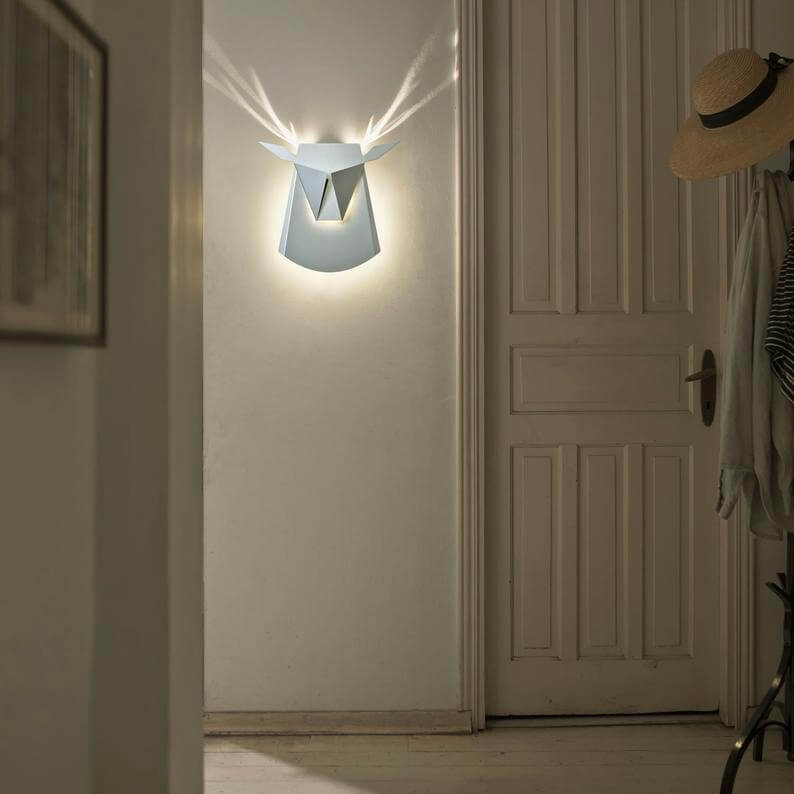 nastenna-lampa-jelen-bily